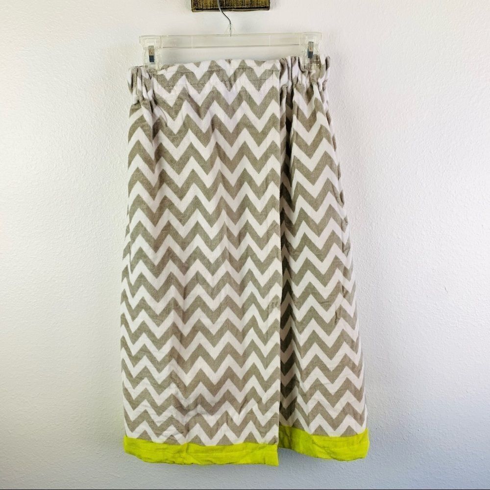 Student Lounge Bath Wrap‎